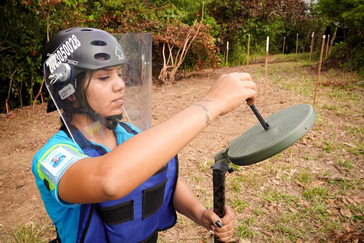 Una mujer recoge una mina en el departamento del Meta, en Colombia.