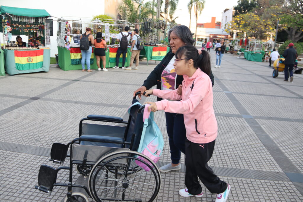 Ada y Ángela caminan en la plaza