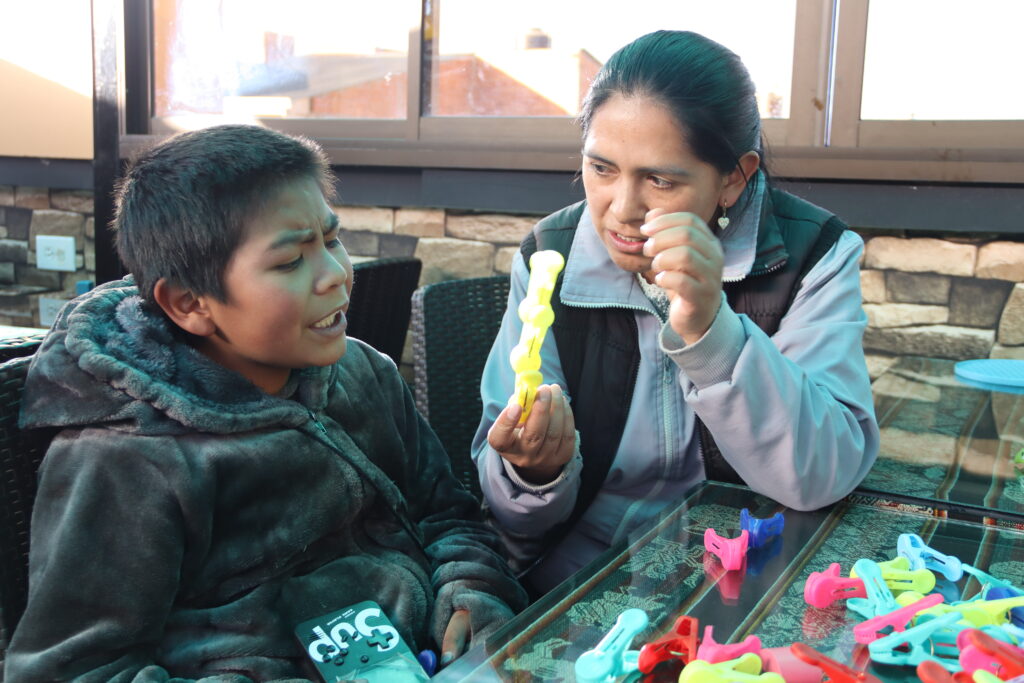 Noemy y Micael juegan en el taller con HI