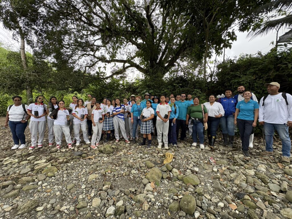 HI fortalece comunidades a través del desminado humanitario y la reforestación