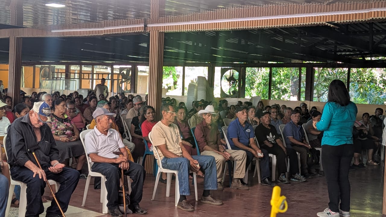 Con el propósito de transformar y proteger la dignidad de las comunidades más vulnerables, GOAL, en un esfuerzo conjunto y en consorcio con Humanity & Inclusion y Water Mission, da inicio a una respuesta humanitaria multisectorial en Honduras. Esta iniciativa, que se ejecutará entre junio y noviembre de 2026, con el respaldo financiero del Fondo Humanitario para Honduras. Su objetivo principal es atender de manera coordinada las necesidades urgentes de más de 145,552 personas en vulnerabilidad, con especial énfasis en personas con discapacidad, en 13 municipios priorizados del Distrito Central, Valle de Sula, Atlántida y Gracias a Dios. Luigi Loddo, Deputy Director LAC de GOAL expresó "Este proyecto, respaldado por el Fondo Humanitario para Honduras, reafirma el compromiso de GOAL en Honduras, y nuestra capacidad de articulación con el sistema humanitario global y el Estado hondureño; en consorcio con Humanity & Inclusion y Water Mission nos permite integrar capacidades técnicas diversas para ofrecer una respuesta verdaderamente integral. Intervenir simultáneamente en regiones con realidades tan desafiantes como el Distrito Central o Gracias a Dios nos exige una coordinación precisa y un profundo sentido humano. Estamos direccionando nuestra experiencia en el terreno para garantizar que cada acción en asistencia, protección y equidad llegue de manera oportuna a las comunidades que más lo necesitan" Una respuesta integral donde más se necesita Las comunidades beneficiarias han enfrentado crisis desde el impacto severo de eventos climáticos hasta dinámicas de movilidad humana y contextos de violencia. Estas situaciones han profundizado las brechas en el acceso a servicios básicos y el sustento diario. Para responder a este desafío, el consorcio desplegará un plan de acción enfocado ejes fundamentales como: • Asistencia humanitaria inmediata: Entrega de soporte directo para cubrir necesidades básicas. • Agua, Saneamiento e Higiene (WASH): Garantizar el acceso a agua segura y condiciones de salubridad. • Protección: Espacios y mecanismos seguros para las poblaciones vulnerables. • Prevención de la violencia contra mujeres y niñas: Acciones focalizadas para mitigar riesgos y brindar apoyo especializado. Asimismo, nuestras acciones cuentan con un enfoque inclusivo diseñado para garantizar que la ayuda llegue prioritaria y efectivamente a quienes enfrentan los mayores niveles de vulnerabilidad, con especial atención a las personas con discapacidad. Cooperación y liderazgo coordinado Estas acciones no se dan de forma aislada; forman parte del Plan de Acción Humanitaria de la Red Humanitaria de Honduras, liderada por Naciones Unidas y la Secretaría de Gestión de Riesgos y Contingencias Nacionales (COPECO). El objetivo es complementar los esfuerzos del Estado hondureño, fortaleciendo la capacidad de respuesta en los territorios donde persisten las brechas humanitarias. Al respecto, el Coordinador Residente de Naciones Unidas en Honduras destacó el valor de esta alianza: "Este financiamiento nos permite impulsar una respuesta humanitaria concreta en los territorios donde las necesidades son más urgentes. Se trata de un esfuerzo coordinado que busca llegar de manera oportuna a quienes más lo necesitan". A través de esta intervención simultánea, GOAL y sus socios de consorcio H&I y Water Mission reafirman su compromiso en la construcción de la resiliencia de las comunidades en contextos complejos del país.